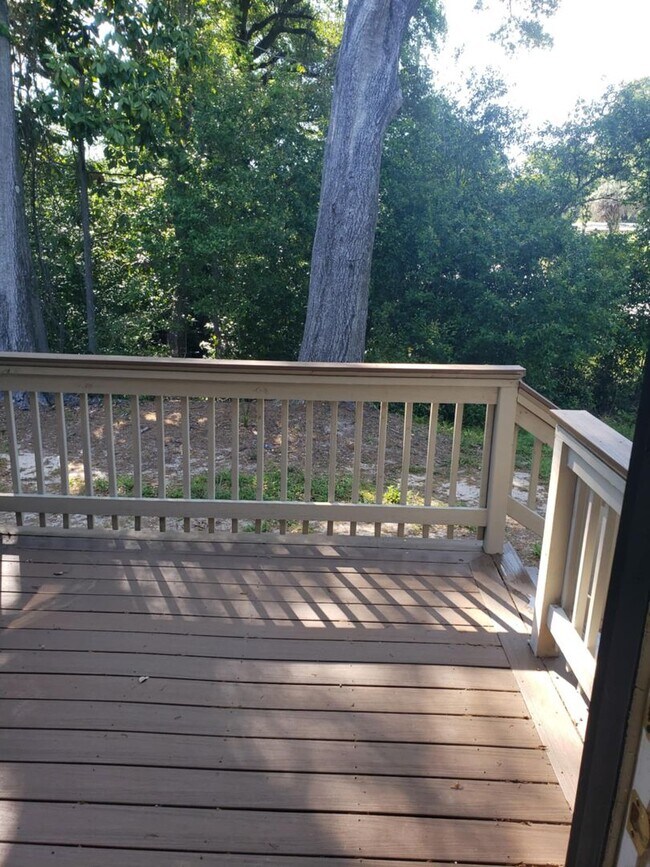 Building Photo - Renovated townhome in a convenient location