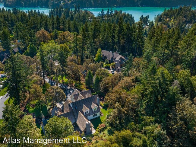 Building Photo - 4 br, 4.5 bath House - 1199 Fairway Rd