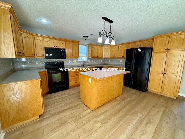 Building Photo - 3 Bedroom Ranch No Steps! | Midwest Property Resources, LLC