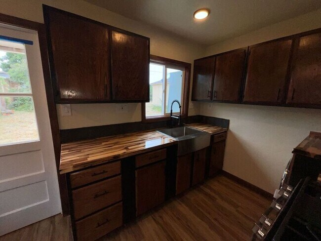 Building Photo - 567 Encinitas Ave