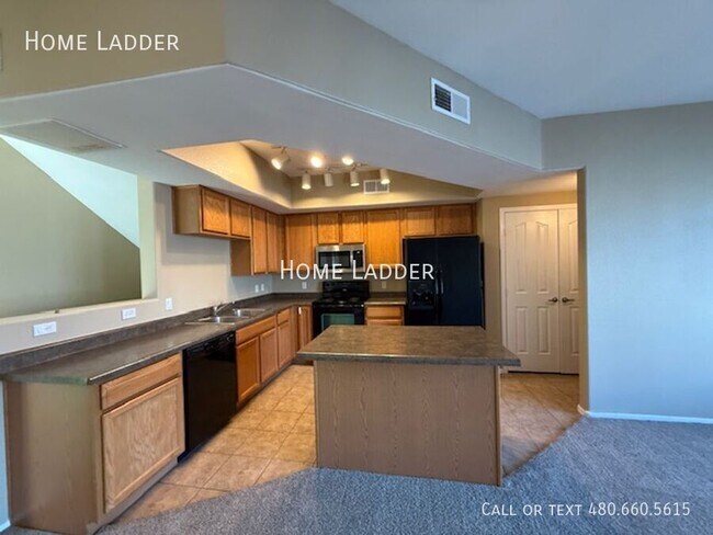 Building Photo - 2402 E 5th St