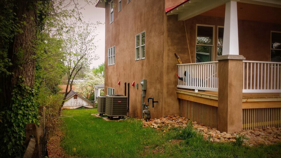 Building Photo - 203 Robertson Ave