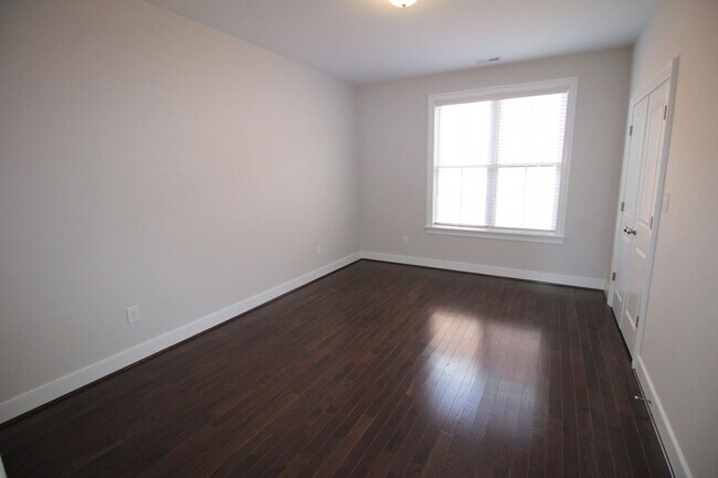 Building Photo - 1704 W Cary St