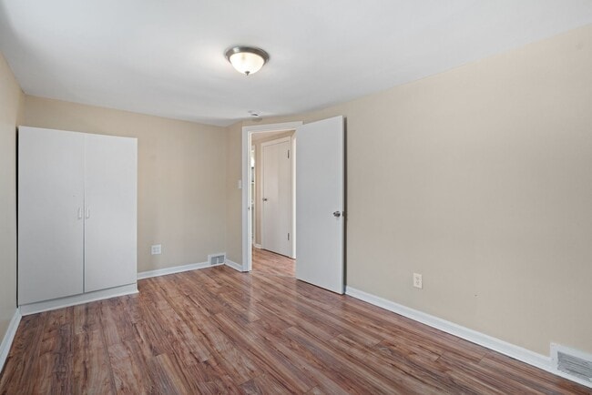 Building Photo - SCORE 50% OFF 1ST MONTH'S RENT IF SIGNED BY DEC 12! Cozy 3 Bedroom home in McKees Rocks available...