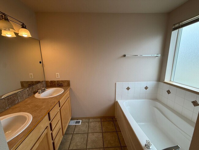 Building Photo - 3Bd/2.5Ba Maple Valley Home