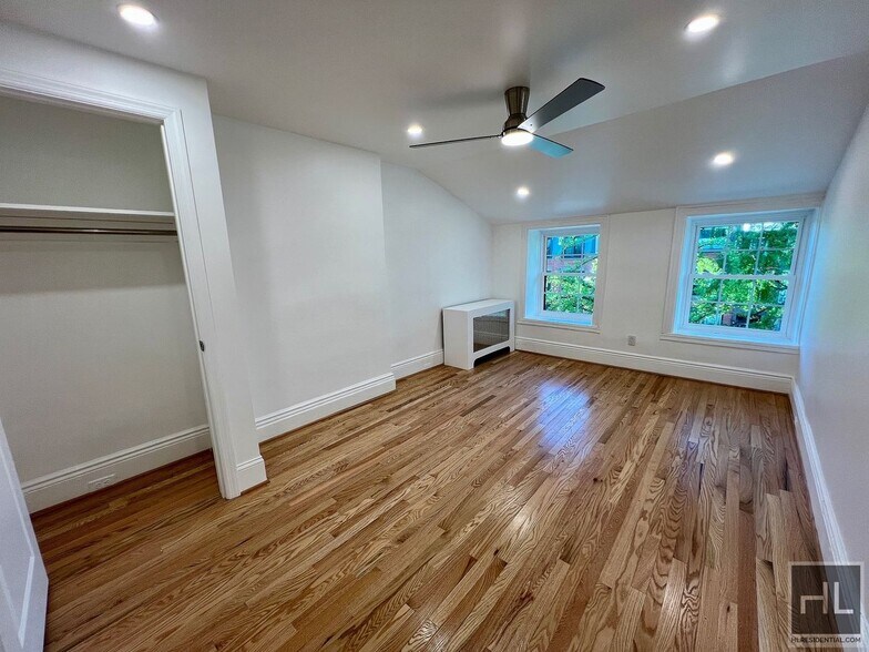 Building Photo - 2BR 1BA Classic Details Top Floor Brownstone w/ New Modern Finish on Preserved Bedstuy Block