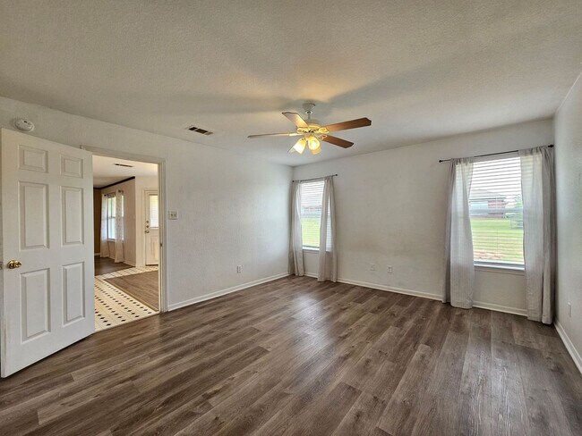 Building Photo - REDUCED RENT - AMAZING RENT SPECIAL & MOVE IN READY!