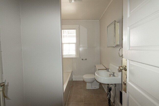Building Photo - 2 Bedroom House Just Steps From Downtown & Campus