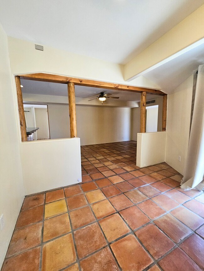 Building Photo - Spacious 3 bd 2 bath home.