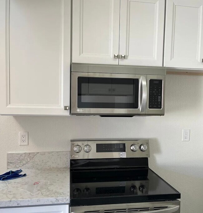 Microwave - 4368 Marlborough Ave