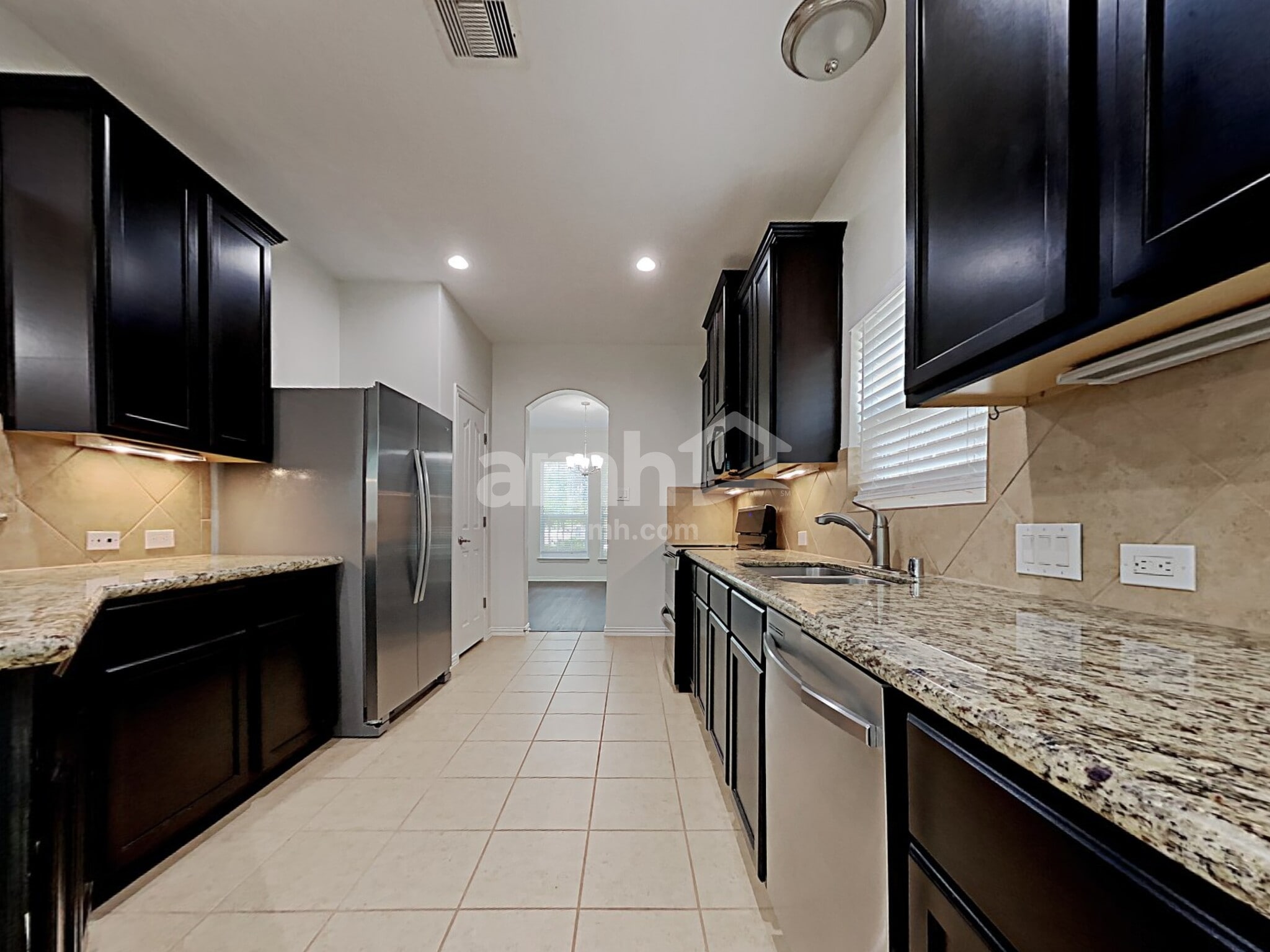 Building Photo - 2213 Oak Cir Dr N