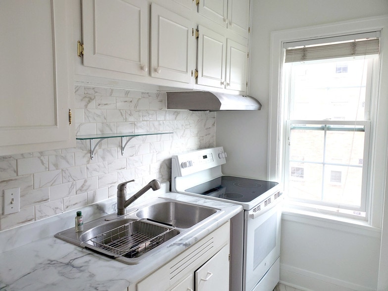 Kitchen with Electric stove - 2615 Park Ave