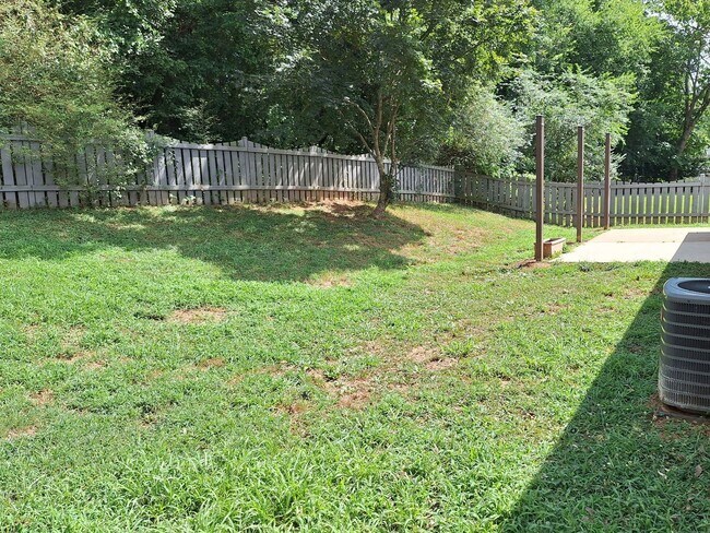 Building Photo - Available now 3 bed/2bath ranch Fenced in ...
