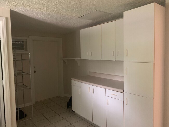 Building Photo - AVAILABLE NOW! 3 Bedrooms/1 1/2 Bath with Double living room space.