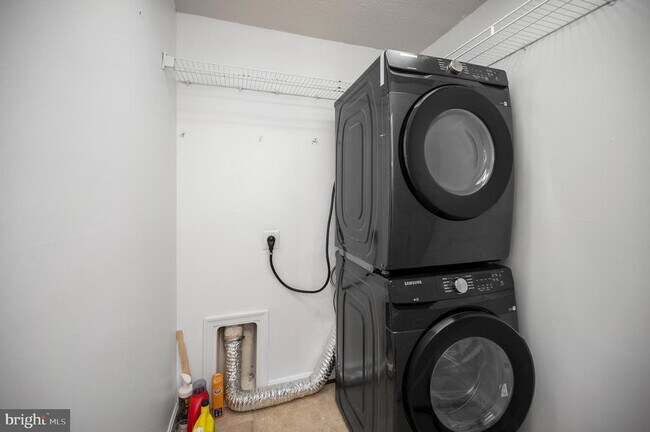 Building Photo - 104 Stingray Ct