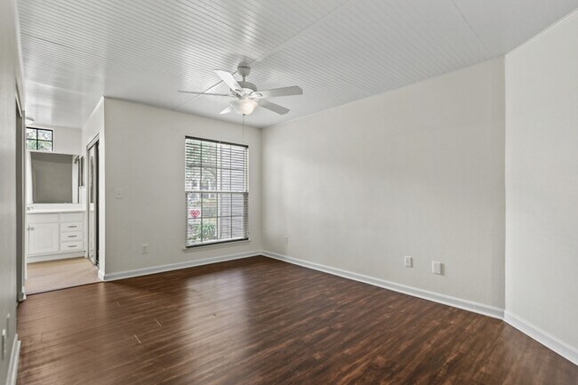 Building Photo - 1878 Montclair Dr