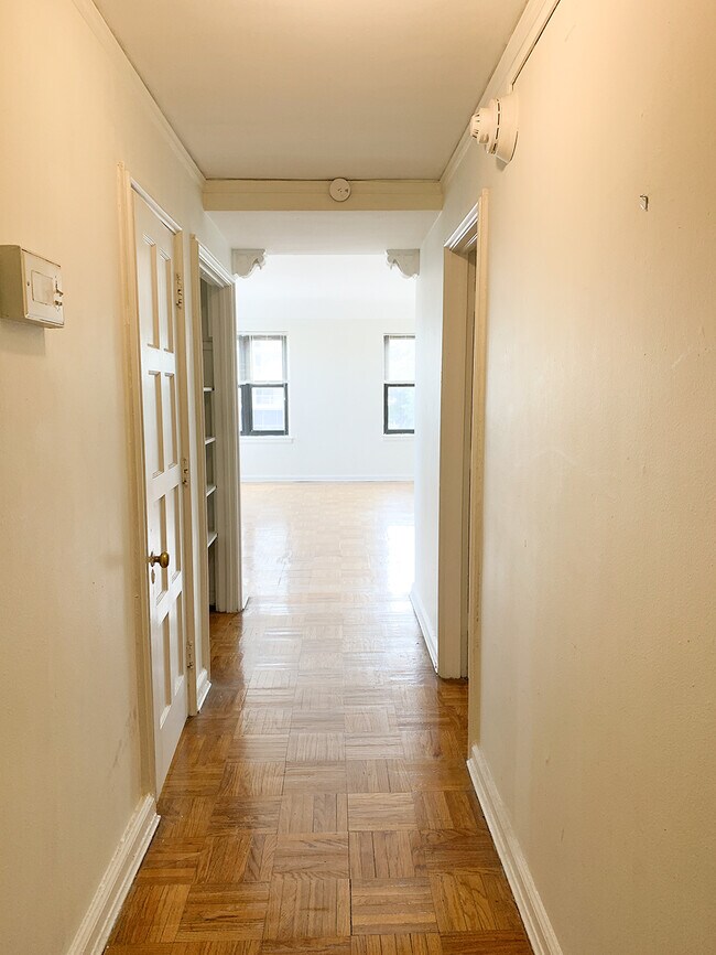 Building Photo - 8925 E Jefferson Ave