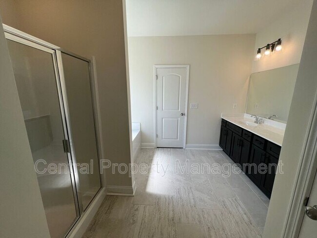 Building Photo - 102 Lariat Ct