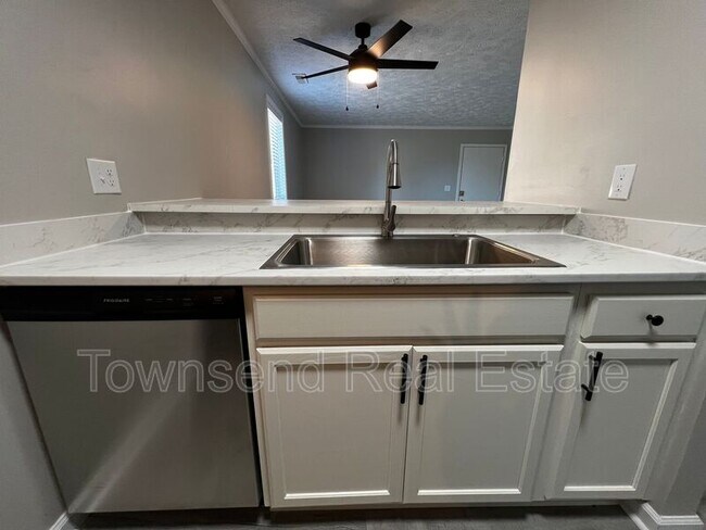 Building Photo - 5850 Century Oaks Dr