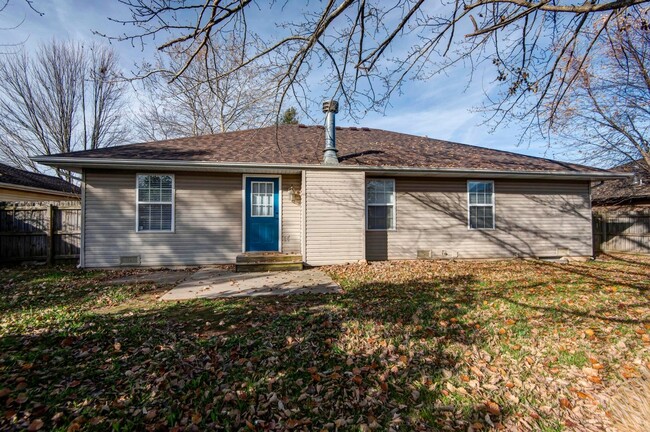 Building Photo - 3 Bedroom, 2 Bathroom Home in Battlefield!...