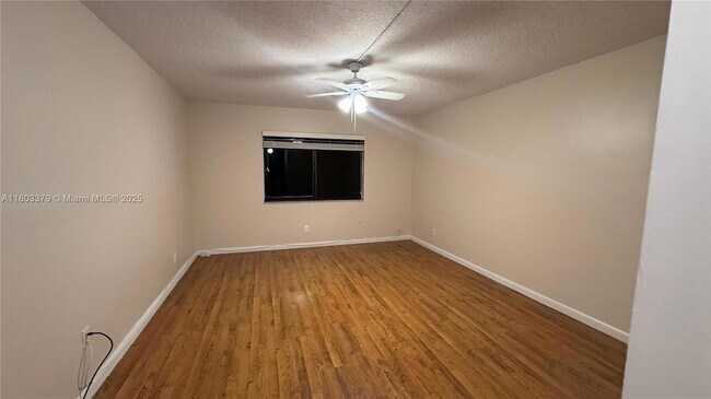 Building Photo - 227 Lakeview Dr