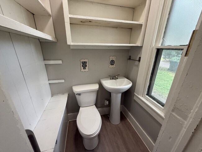 Building Photo - Spacious 4-Bedroom Home Close to Campus