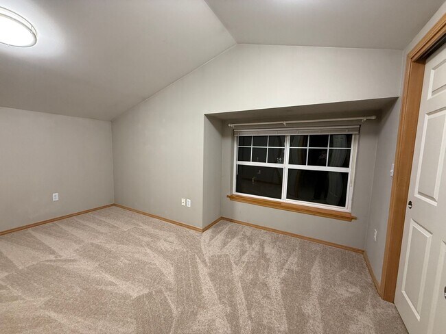 Building Photo - Updated 3 beds/ 2 bath townhome for rent!