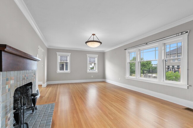 Building Photo - 5Bd/2Ba Seattle Home