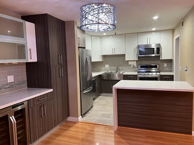 Building Photo - Spacious 3 Bed 2 Bath Condo Located in Desirable Mountain View Location