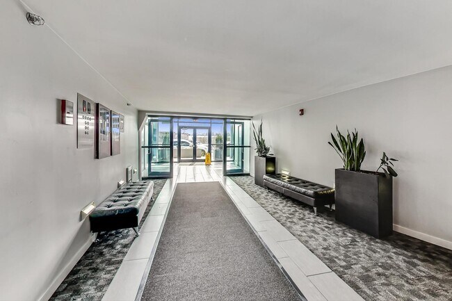 Building Photo - 1224 W Van Buren St