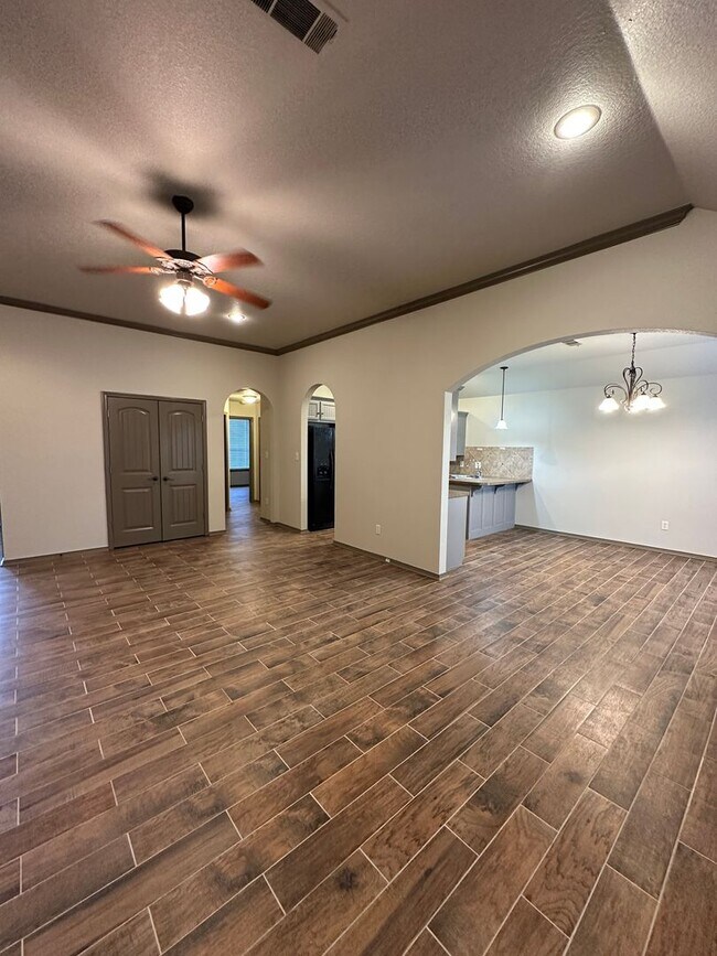 Building Photo - $2,200.00 Move-in-Special