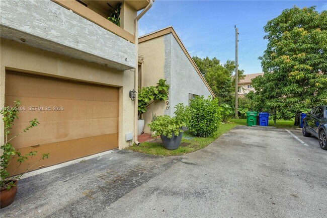 Building Photo - 8390 N Missionwood Cir