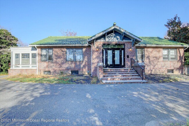 Building Photo - 589 Westwood Ave