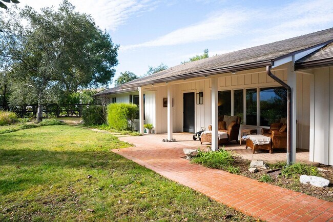 Building Photo - 724 N Refugio Rd