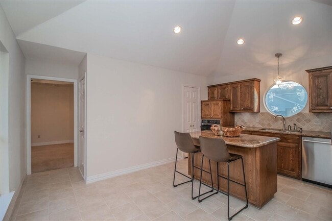 Building Photo - White Rock Highlands  4 bedrooms, 2.5 baths