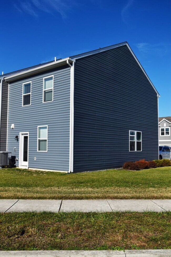 Building Photo - Stunning NEW Townhouse in Heritage Trace!