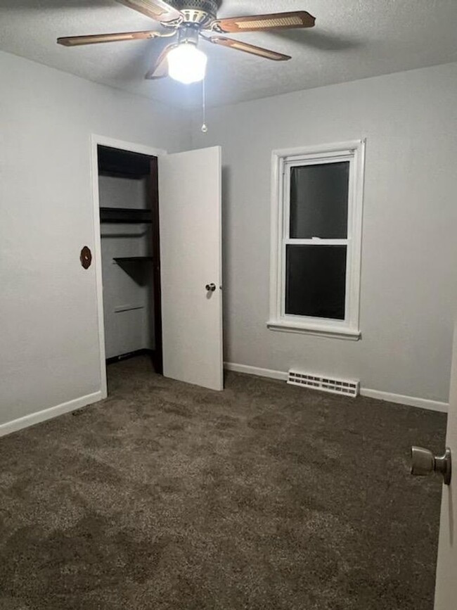 Building Photo - 12 Riverview Lane Bettendorf, IA 52722 - 4...