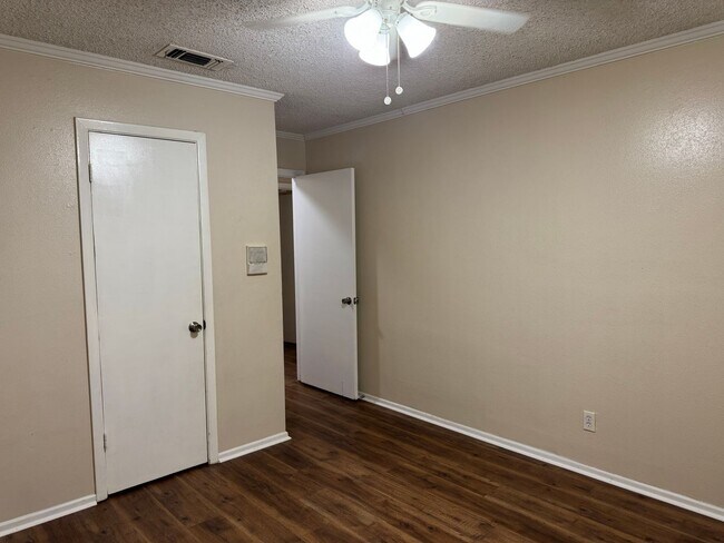 Building Photo - 6919 Moon Lake Dr