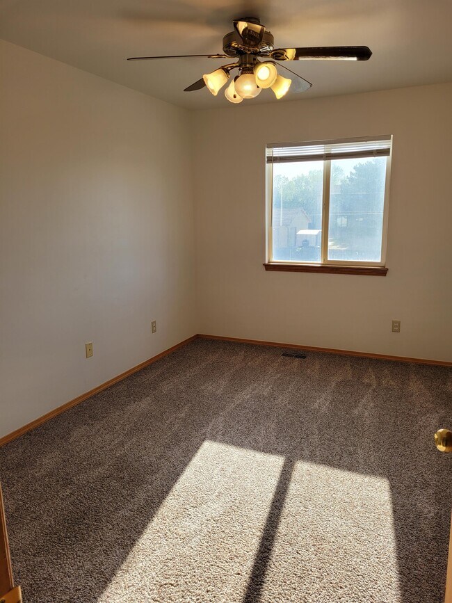 Building Photo - 480 N Limit St