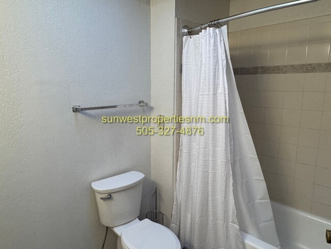 Building Photo - 3 bed, 2 bath