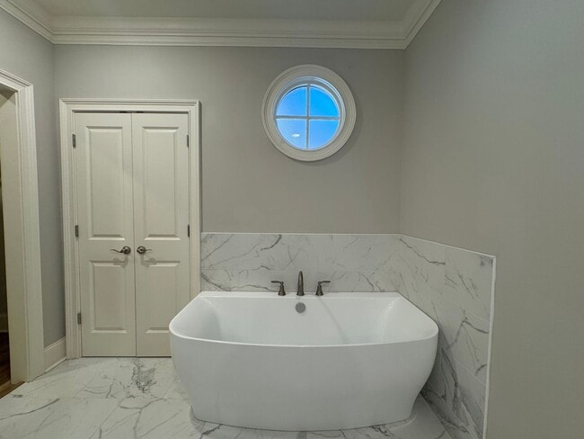 Building Photo - Grandeur Brick 4/3.5 with Bonus Room in Th...