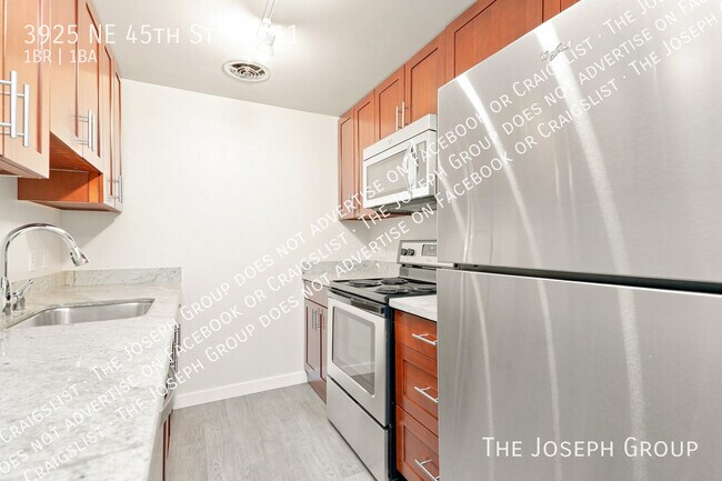 Building Photo - 3925 NE 45th St