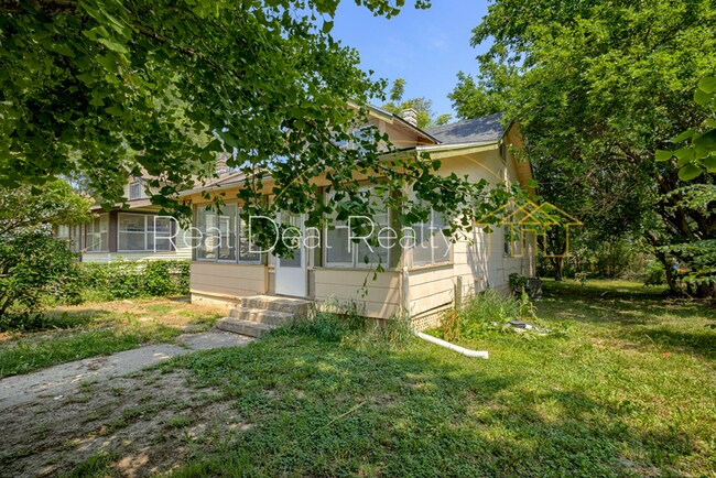 Building Photo - 2722 Crown Point Ave