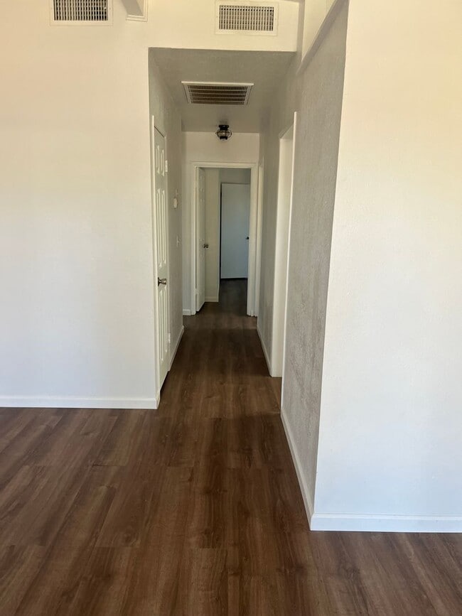 Building Photo - NEW NEW NEW! 3 BEDROOM 1 BATH IN KINGSBURG