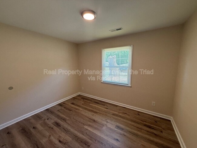 Building Photo - 5208 Larkspur Dr