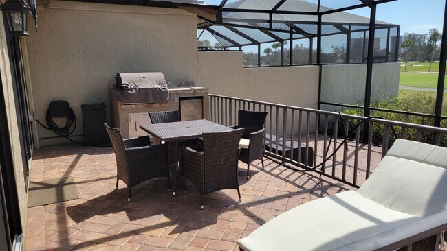 Building Photo - Seasonal/short term renovated 3/3 villa with golf course views on Longboat Key!