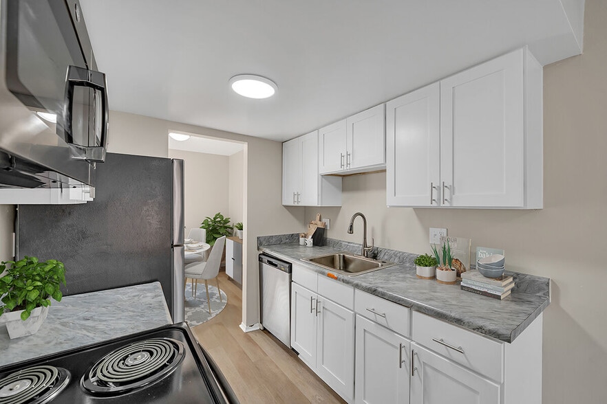 Building Photo - The Lakes