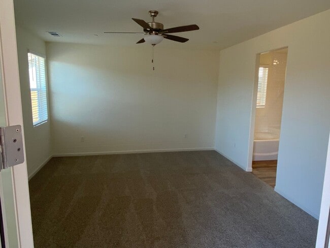 Building Photo - Gorgeous NEWER home between Tulare and Vis...