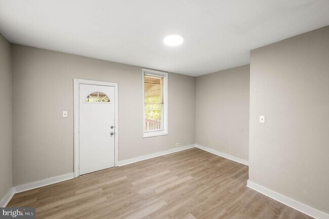 Building Photo - 5011 Larchwood Ave