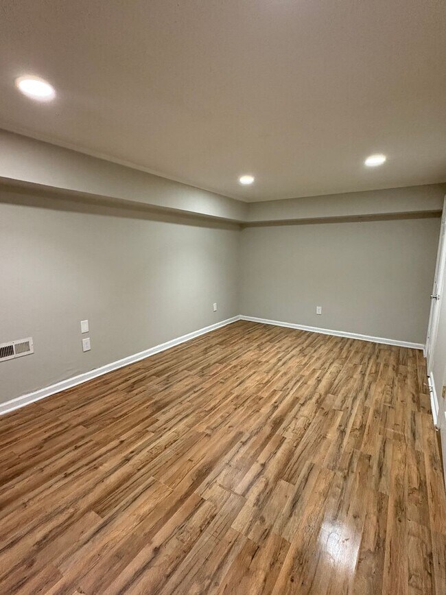 Building Photo - Spacious 5Bedroom 2 Bathroom House